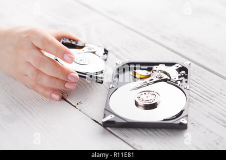 Femelle avec un disque dur Disque dur dans les mains Banque D'Images