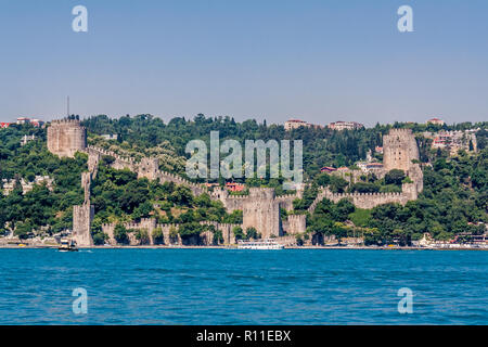 Istanbul, Turquie, 12 juin 2012 : Rumeli Hisari, forteresse médiévale sur les rives du Bosphore. Banque D'Images