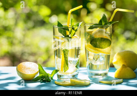 Avec deux verres de limonade maison froide sur tableau bleu Banque D'Images