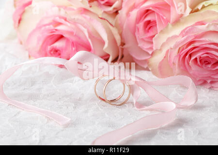 Les anneaux de mariage sur un bouquet de mariage Banque D'Images