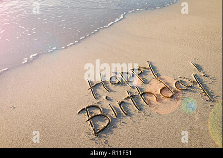 La Main Sur Le Sable Happy Birthday Beau Plage De Sable Au Coucher Du Soleil Photo Stock Alamy
