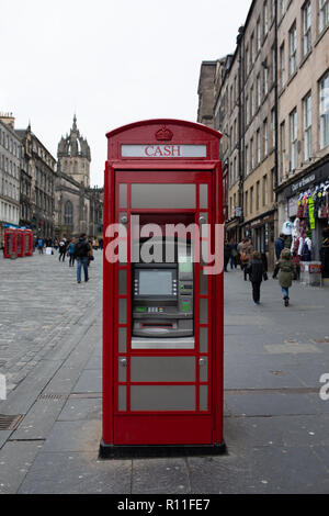 Une boîte de téléphone rouge transformé en un paiement distributeur automatique de point sur la Royal Mile, Édimbourg, Écosse Banque D'Images