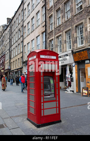 Une boîte de téléphone rouge transformé en un paiement distributeur automatique de point sur la Royal Mile, Édimbourg, Écosse Banque D'Images