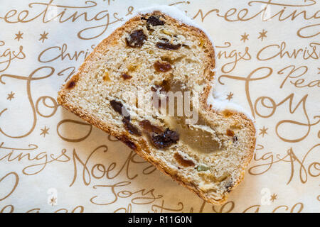 Tranche de gâteau de Noël Stollen sur serviette serviette Banque D'Images
