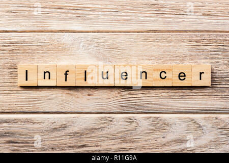 Influenceur mot écrit sur une cale en bois. influenceur texte sur table, concept. Banque D'Images