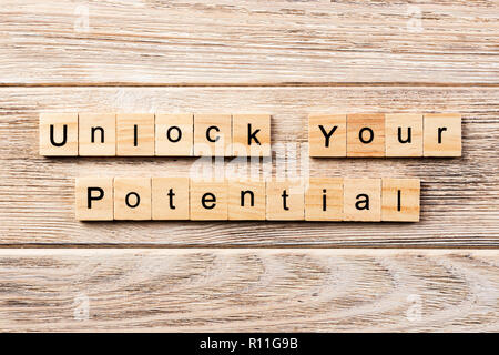 Déverrouiller votre potentiel mot écrit sur une cale en bois. déverrouiller votre potentiel de texte sur table, concept. Banque D'Images