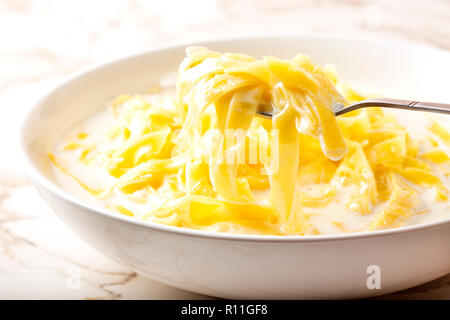 Tagliatelle avec du lait - italien désert dans bol Banque D'Images