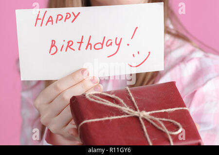 Mots joyeux anniversaire et boîte-cadeau de femmes Banque D'Images