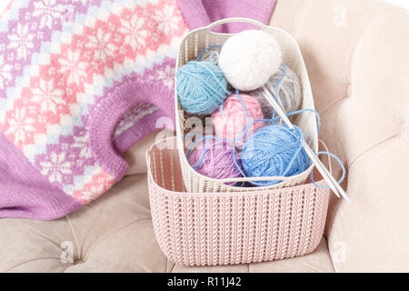 Bébé tricot, Close up les choses en main de clew couleur Banque D'Images