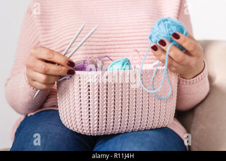 Bébé tricot femme les choses en main Banque D'Images