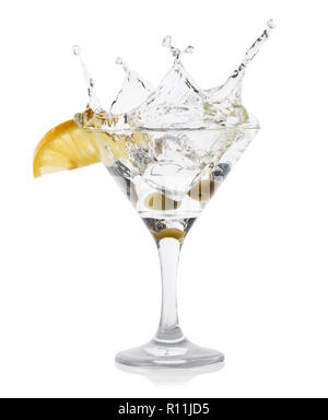 Martini splash avec citron et olives vertes dans un verre à cocktail Banque D'Images