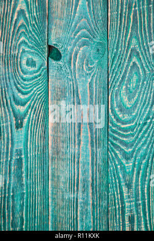 Arrière-plan de texture vintage en bois peint avec des conseils de peinture verte lumineuse. La verticale. Banque D'Images