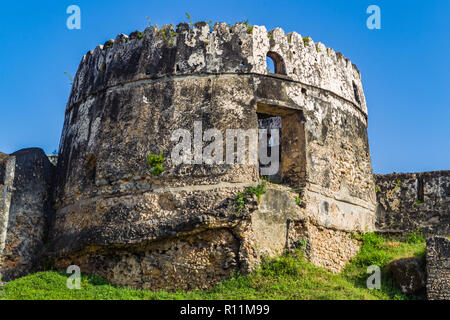 Une des tours de l'Ancien Fort (Ngome Kongwe). Stone Town, Zanzibar, Tanzanie. Banque D'Images