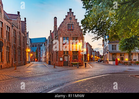 Vieille ville de nuit, Bruges, Belgique Banque D'Images