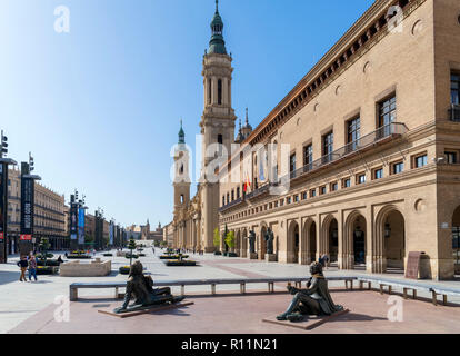 Hôtel de Ville (mairie) et de la Basilique de Nuestra Señora del Pilar (Basilique de Notre-Dame du Pilier), Plaza del Pilar, Zaragoza, Aragon, Espagne. Banque D'Images