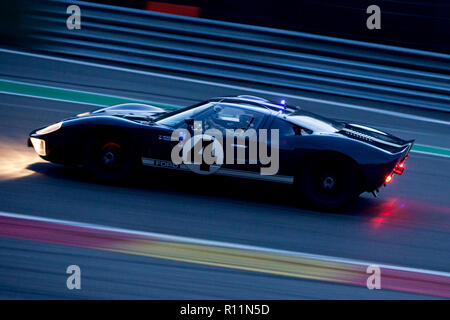 Ford GT40 de course de nuit à Spa, Belgique Banque D'Images