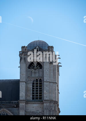La Cathédrale du Mans (en français : cathédrale Saint-Julien du Mans) est une église catholique située à Le Mans, dans l'ouest de la France. La cathédrale, qui associe un Banque D'Images