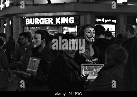Protestation des militants anonymes, défendre les droits des animaux, en face d'un restaurant Burger King à Séville, Espagne Banque D'Images