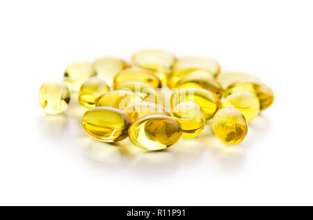 Omega 3 capsules de gel isolé sur fond blanc. Banque D'Images