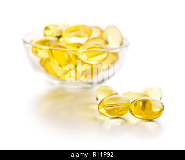 Omega 3 capsules de gel isolé sur fond blanc. Banque D'Images