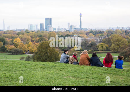 Londres, Royaume-Uni. 4 novembre, 2018. Les membres de la savourer la vue de Primrose Hill sur un dimanche après-midi d'automne. Banque D'Images