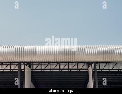 Les toitures en métal rouleau sur le bâtiment de l'industrie qui en construction dans le parc industriel.(Copie espace) Banque D'Images