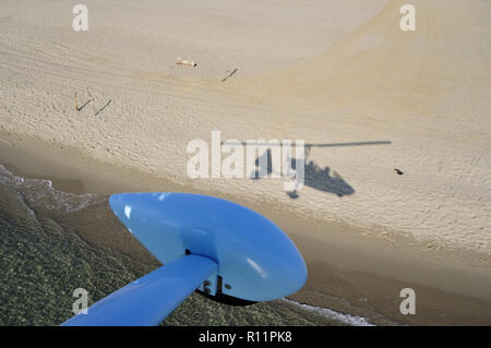 Plage vue depuis un hélicoptère et son ombre. Viareggio, Toscane, Italie côte. Banque D'Images