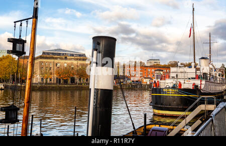 Le port de Bristol d'automne et dans le port de Bristol Arnolfini à Bristol, Avon, Royaume-Uni prise le 7 novembre 2018 Banque D'Images