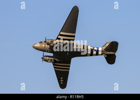 KLEINE-BROGEL, BELGIQUE - Sep 16, 2012 : l'homme en agitant d'une Seconde Guerre mondiale, Douglas C-47A Skytrain Dakota du plan de transport d'invasion des rayures en vol en helicoptère Banque D'Images