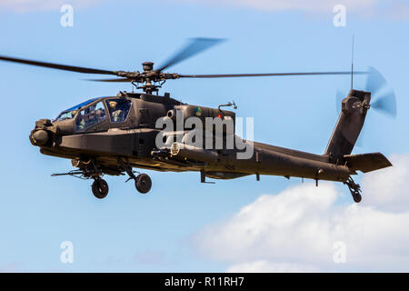 VOLKEL, les Pays-Bas - 15 juin 2013 : Royal Netherlands Air Force Boeing AH-64D'hélicoptère d'attaque Apache planant Banque D'Images