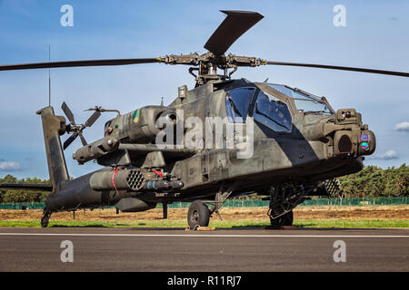 KLEINE BROGEL, BELGIQUE - SEP 8, 2018 : Royal Netherlands Air Force Boeing AH-64D'hélicoptère d'attaque Apache sur le tarmac de la base aérienne d'Oostende. Banque D'Images