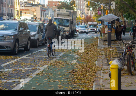 Les feuilles d'automne en attente d'être balayés sur la Huitième Avenue bike lane, dans le quartier de Chelsea, New York le samedi 3 novembre, 2018. (Â© Richard B. Levine) Banque D'Images