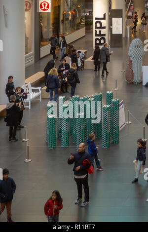 Le 26e Concours de Design annuel Canstruction à New York, vu le samedi 3 novembre 2018, à l'affiche à Brookfield Place à New York. Architecture et conception de participer à la conception et à la construction de structures géant fabriqué à partir de boîtes de conserve. Les boîtes sont donnés à la récolte de la ville à la fin de l'exposition. Plus de 100 000 boîtes de conserve sont recueillies et seront utilisés pour nourrir les indigents au 500, les soupes populaires et les banques alimentaires. (Â© Richard B. Levine) Banque D'Images