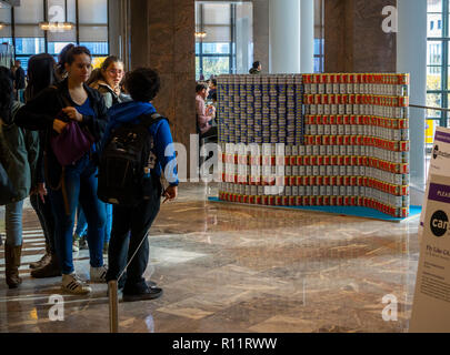 Notre fierté et joie par BluEdge 26e congrès annuel de la Canstruction Design Competition à New York, vu le samedi 3 novembre 2018, à l'affiche à Brookfield Place à New York. Architecture et conception de participer à la conception et à la construction de structures géant fabriqué à partir de boîtes de conserve. Les boîtes sont donnés à la récolte de la ville à la fin de l'exposition. Plus de 100 000 boîtes de conserve sont recueillies et seront utilisés pour nourrir les indigents au 500, les soupes populaires et les banques alimentaires. (© Richard B. Levine) Banque D'Images