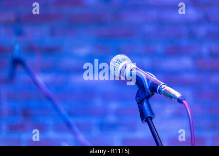 Microphone sur une scène en attente d'un chanteur de venir au stade et effectuer Banque D'Images