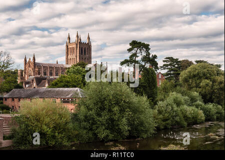 Herefordshire, UK. Cathédrale de Hereford, datant de 1079, domine la ville et donne sur la rivière Wye Banque D'Images