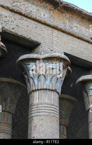 Colonnes de la salle hypostyle au Temple de Khnoum à Esna, Ville d'Esna, Esna, gouvernorat de Qena, Égypte, Afrique du Nord Banque D'Images