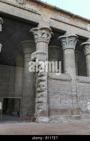 Colonnes de la salle hypostyle au Temple de Khnoum à Esna, Ville d'Esna, Esna, gouvernorat de Qena, Égypte, Afrique du Nord Banque D'Images