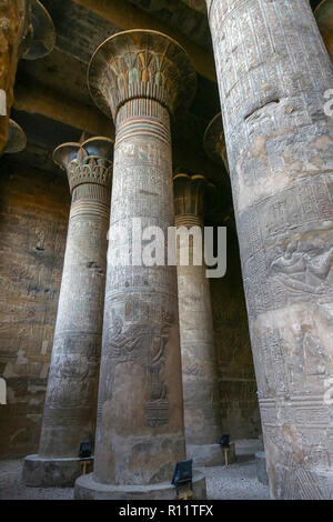 Colonnes de la salle hypostyle au Temple de Khnoum à Esna, Ville d'Esna, Esna, gouvernorat de Qena, Égypte, Afrique du Nord Banque D'Images