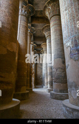 Colonnes de la salle hypostyle au Temple de Khnoum à Esna, Ville d'Esna, Esna, gouvernorat de Qena, Égypte, Afrique du Nord Banque D'Images