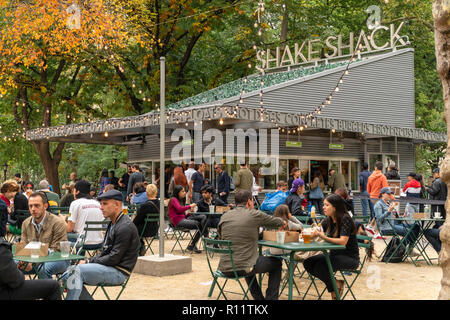 La foule à l'original Shake Shack emplacement dans le Madison Square Park, à New York, le Jeudi, Novembre 1, 2018. (© Richard B. Levine) Banque D'Images