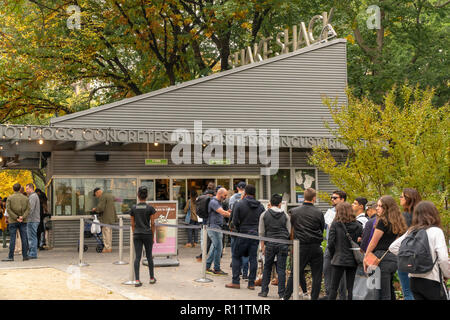 La foule à l'original Shake Shack emplacement dans le Madison Square Park, à New York, le Jeudi, Novembre 1, 2018. (Â© Richard B. Levine) Banque D'Images