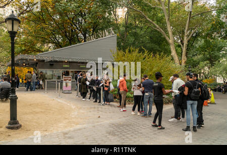 La foule à l'original Shake Shack emplacement dans le Madison Square Park, à New York, le Jeudi, Novembre 1, 2018. (Â© Richard B. Levine) Banque D'Images