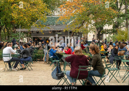 La foule à l'original Shake Shack emplacement dans le Madison Square Park, à New York, le Jeudi, Novembre 1, 2018. (© Richard B. Levine) Banque D'Images