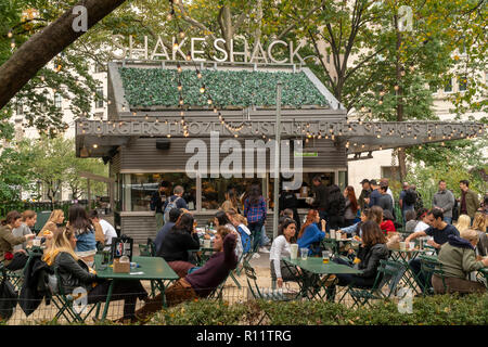 La foule à l'original Shake Shack emplacement dans le Madison Square Park, à New York, le Jeudi, Novembre 1, 2018. (Â© Richard B. Levine) Banque D'Images