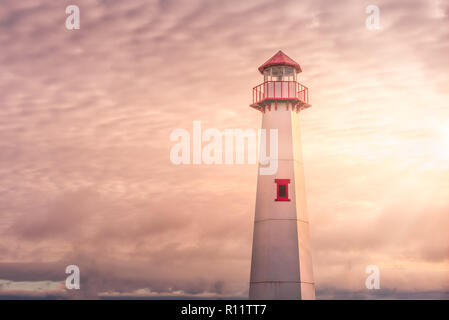 Heure d'or avec les rayons du soleil coup de phare Wawatam au port de Saint Ignace, au Michigan dans le détroit de Mackinac Banque D'Images