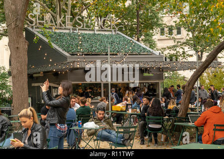 La foule à l'original Shake Shack emplacement dans le Madison Square Park, à New York, le Jeudi, Novembre 1, 2018. (Â© Richard B. Levine) Banque D'Images