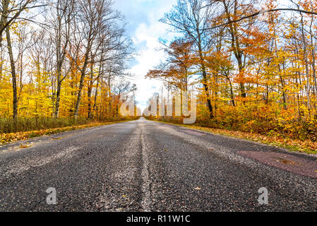 Road Trip dans le nord du Michigan durant la saison d'automne Banque D'Images