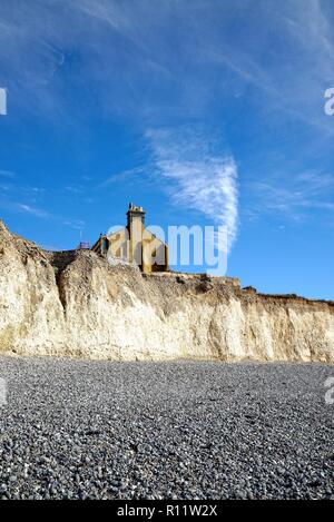 Old coastguard cottages sur le bord de la falaise de craie, montrant l'érosion côtière à Urrugne East Sussex England UK Banque D'Images