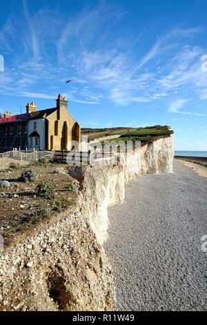 Old coastguard cottages sur le bord de la falaise de craie, montrant l'érosion côtière à Urrugne East Sussex England UK Banque D'Images